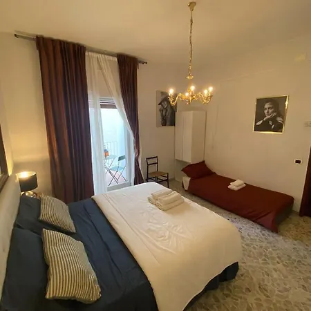 Apartment Casa Vacanze Cado Dalle Nubi 2 Ampie Stanze In 4-6 Posti Letto 1 Bagno Privato E Balconi Ideale Per Famiglie E Gruppo Di Amici *