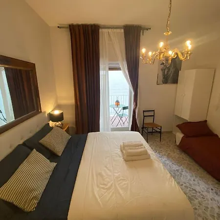 Apartment Casa Vacanze Cado Dalle Nubi 2 Ampie Stanze In 4-6 Posti Letto 1 Bagno Privato E Balconi Ideale Per Famiglie E Gruppo Di Amici *