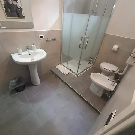 Casa Vacanze Cado Dalle Nubi 2 Ampie Stanze In 4-6 Posti Letto 1 Bagno Privato E Balconi Ideale Per Famiglie E Gruppo Di Amici Apartment *