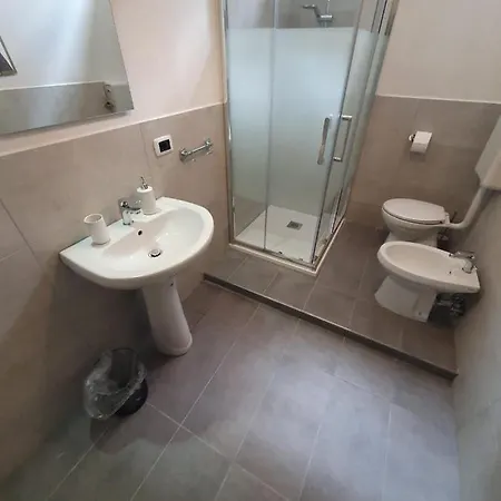 Apartamento Casa Vacanze Cado Dalle Nubi 2 Ampie Stanze In 4-6 Posti Letto 1 Bagno Privato E Balconi Ideale Per Famiglie E Gruppo Di Amici Bari